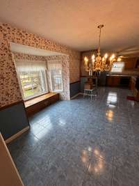Breakfast nook with bay window