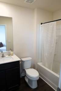 Secondary ensuite bathroom