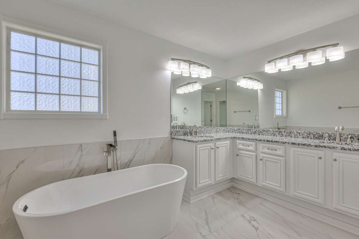 Freestanding soaking tub