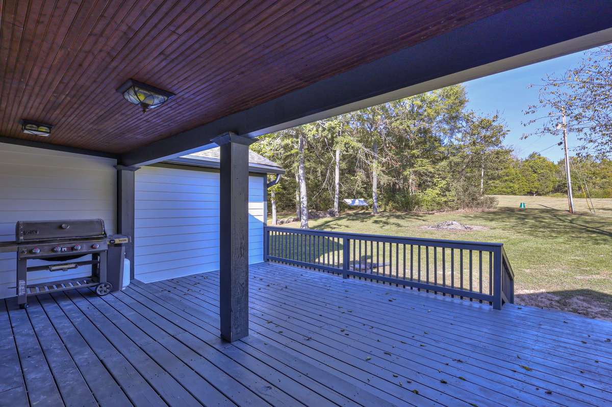 Back porch with a beautiful view and in the shade in the evening. Perfect for evening cook outs.