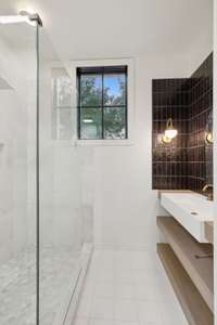Ground-level bath (en suite)
