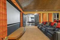 Super screen, starry sky and luxurious seating!
