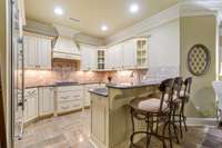 And a full kitchen in the guest suite!