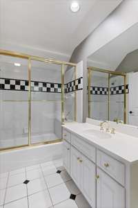 En-suite bathroom in Large Upstairs Bedroom