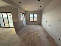 Kitchen and breakfast area