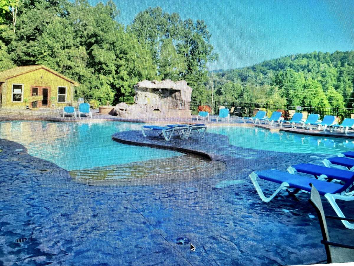 Community pool (seasonal)