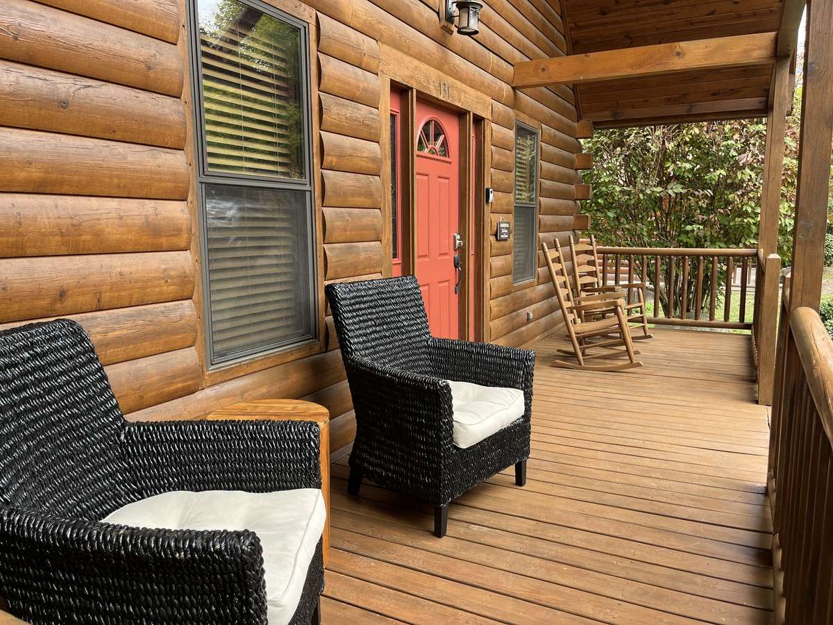 Front porch, plenty of seating!