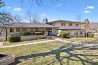 Home is located minutes to the Cumberland River and in close vicinity to recreational Center Hill Lake and Cordell Hull Lake.