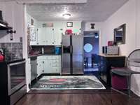 Vintage eat-in kitchen !