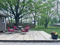 Serenity awaits you In this private backyard oasis ! Bring the dogs. Bring your toys! Park the RV, boat. Enjoy the birds singing with your morning coffee, vino at the end of the day. Winter bonfires. Country feel yet so close to everything!