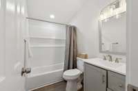 Hallway Bathroom with Tub/Shower Combo