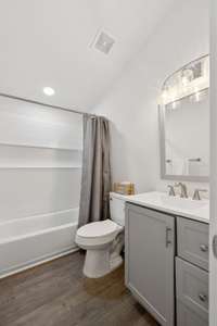 Hallway Bathroom with Tub/Shower Combo