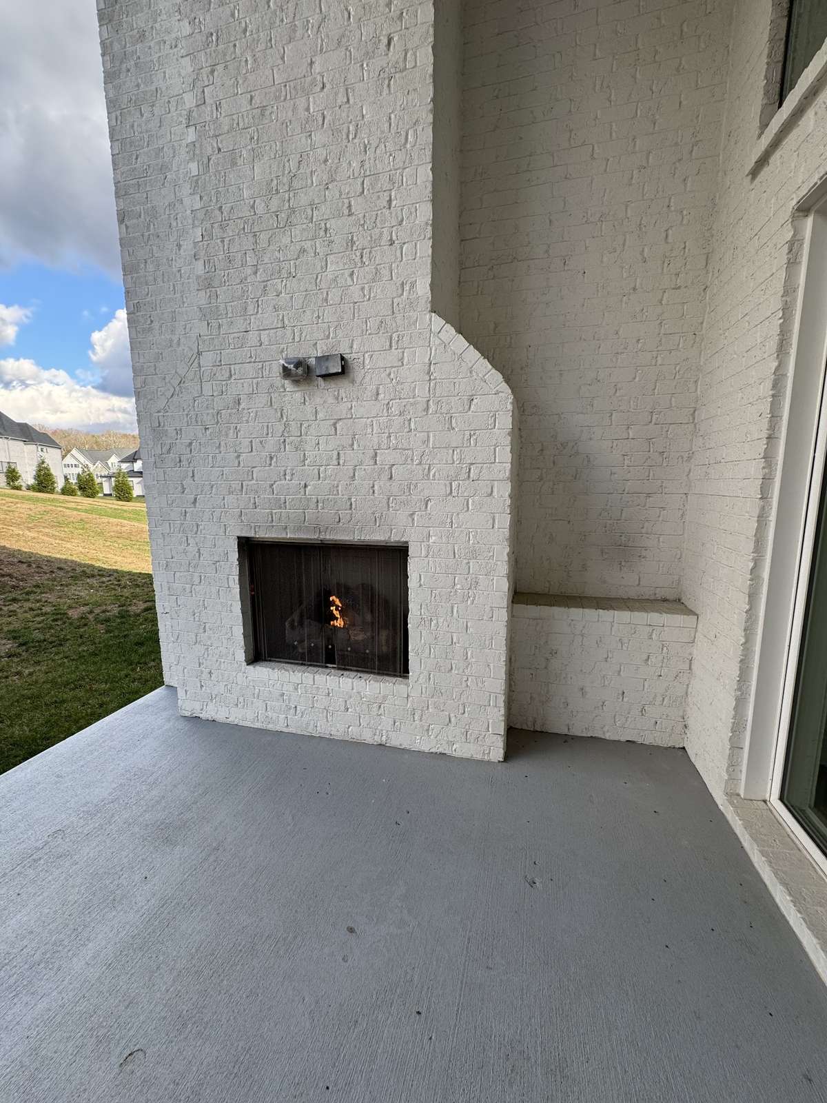 Outdoor living gas fireplace