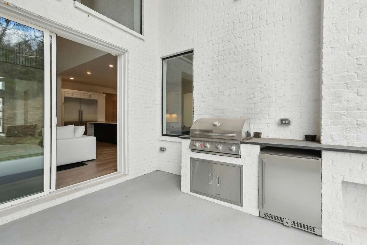 Built I. Grill in outdoor kitchen area
