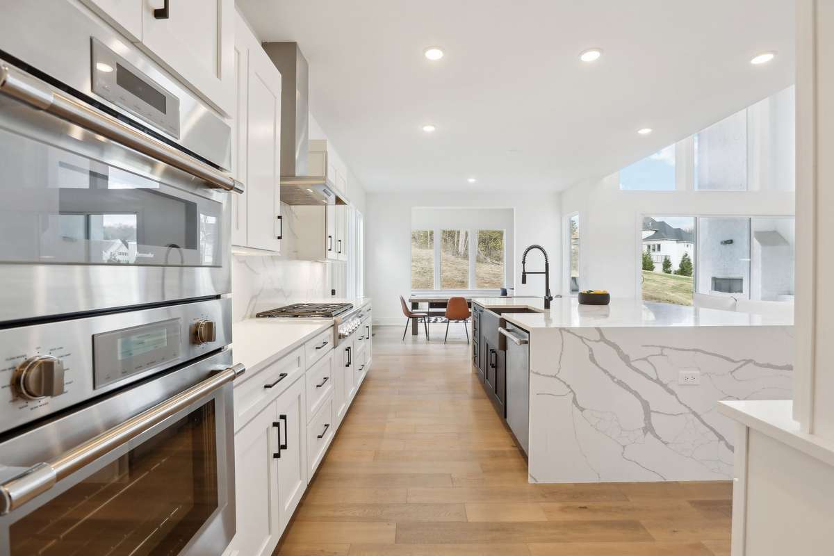 Chef’s
Kitchen opens to great room
Eat in area and bonus sunroom Garth room
Outdoor living