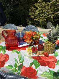 Entertaining is easy poolside.