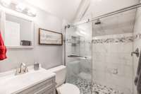 Full bath in the 2nd bonus room!