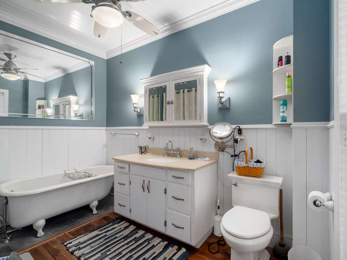 Upstairs full bath