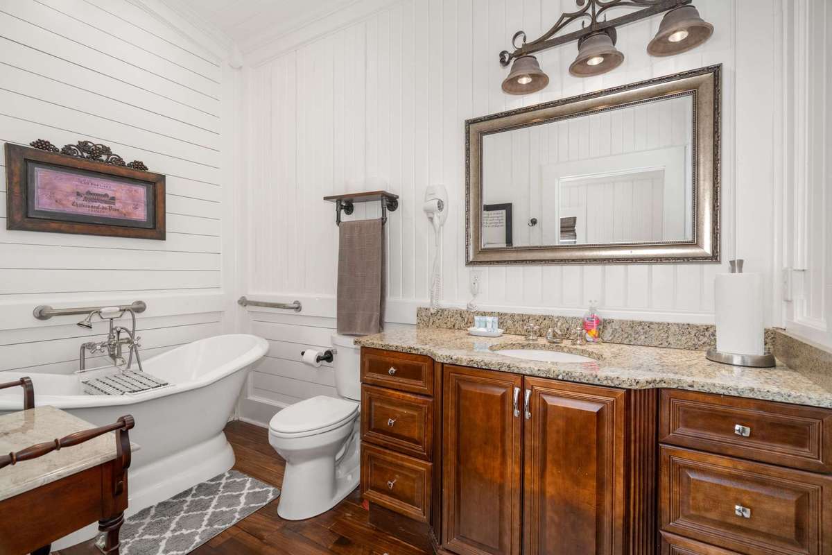 Front bedroom ensuite bathroom