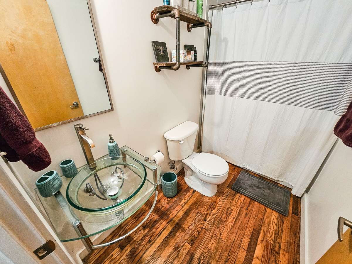 Guest bath.