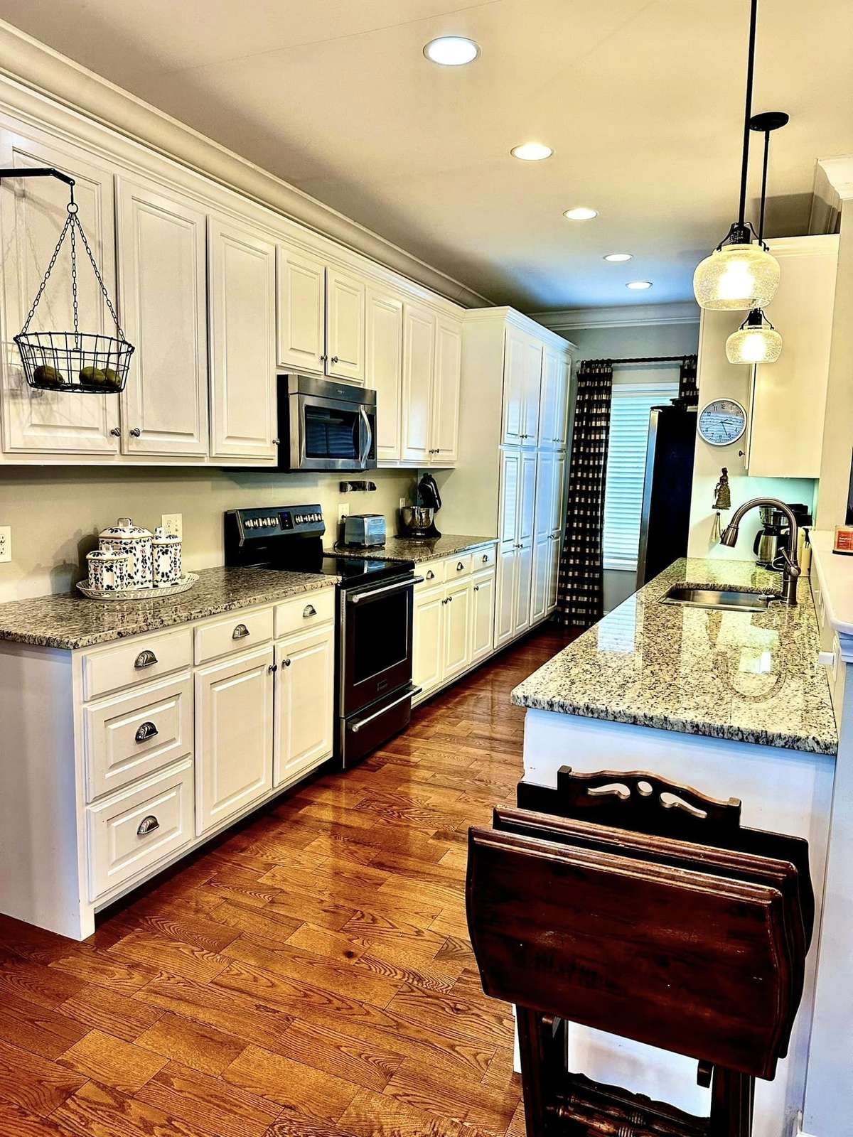 Beautiful Kitchen with lots of counter space and Cabinets!