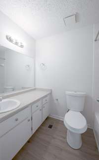 Full bathroom in 2nd upstairs bedroom