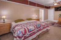 2nd extra-large main floor bedroom with ensuite bathroom (separate tub/shower) and walk-in closet