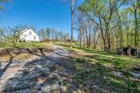 Other features of this house include a large open-air enclosure (right side) ideal for pets or other animals, providing them with a spacious and secure outdoor area. On the left side, there is a henhouse.