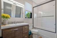 The full bathroom in the guesthouse apartment
