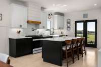*LARGE KITCHEN ISLAND WITH QUARTZ COUNTERTOPS & EXTRA SEATING* GORGEOUS SUNSET VIEWS FROM THE BACK DOOR*