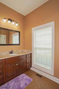 jack n jill bath between bedrooms 1 and 2