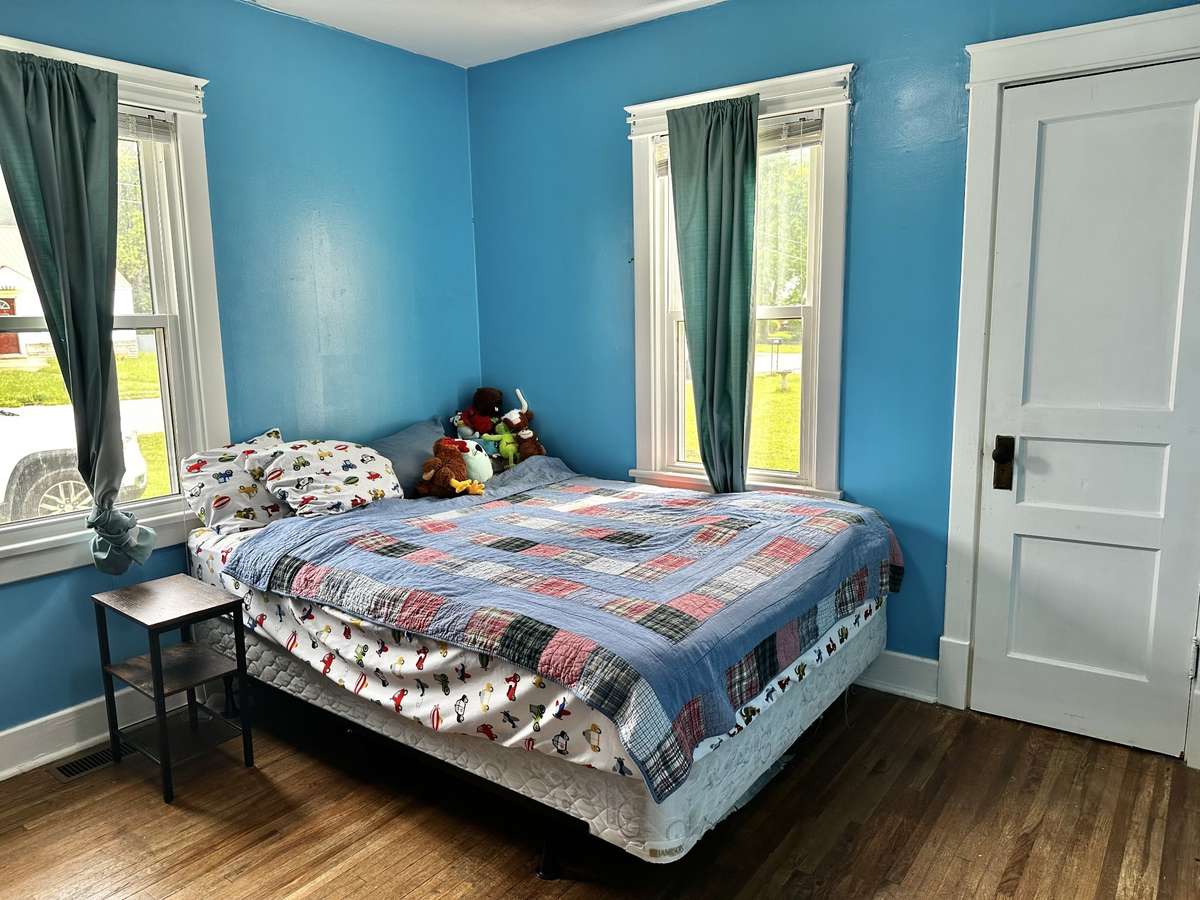 2nd Bedroom with 2 windows for the beautiful sunshine to brighten your day!