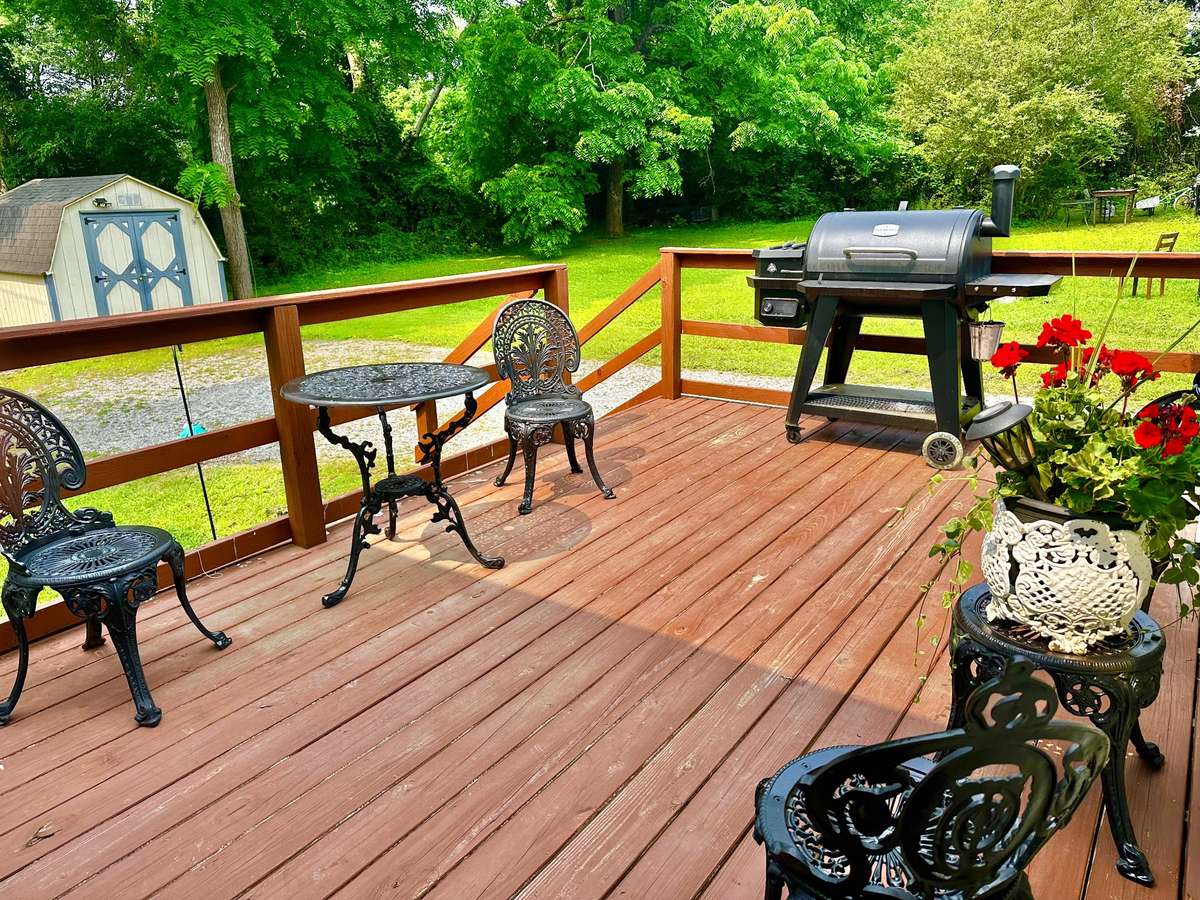 Big Fec

Big Deck with dual entrance to the home. The Mini Barn stays with the home