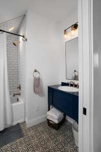 Full bathroom in garage apartment