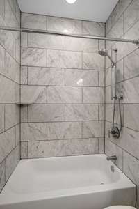 Another photo of the guest bathtub.