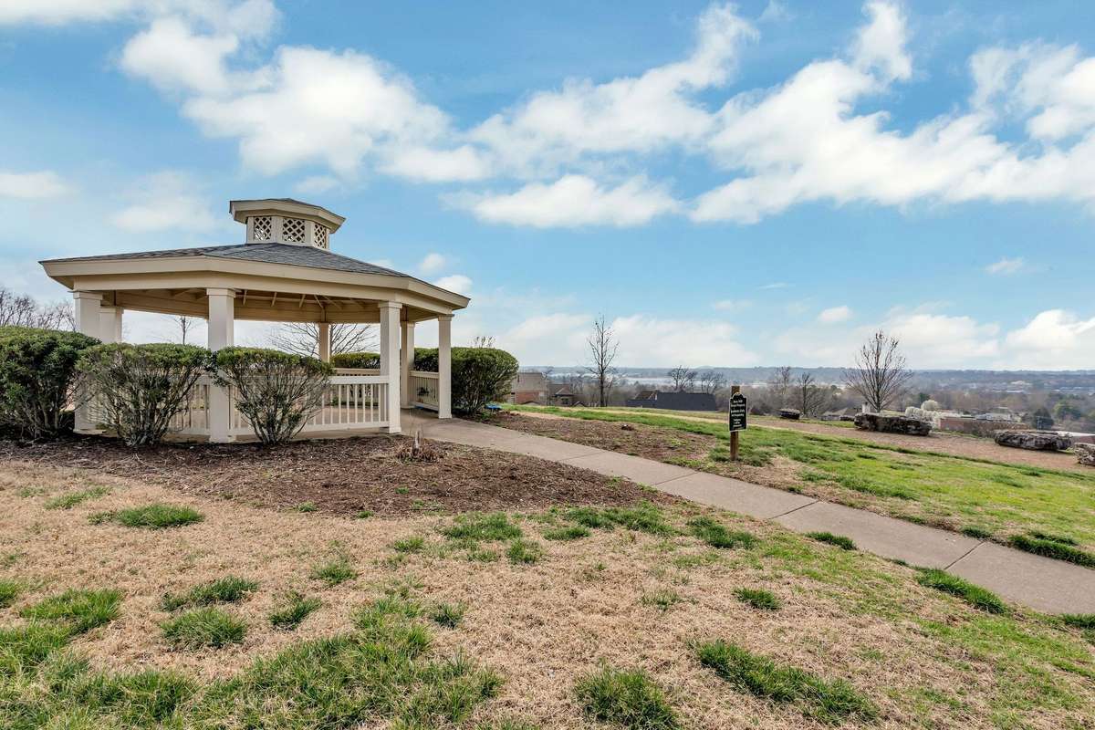 Pavilion area at top of hill. Beautiful views, even seeing downtown Nashville