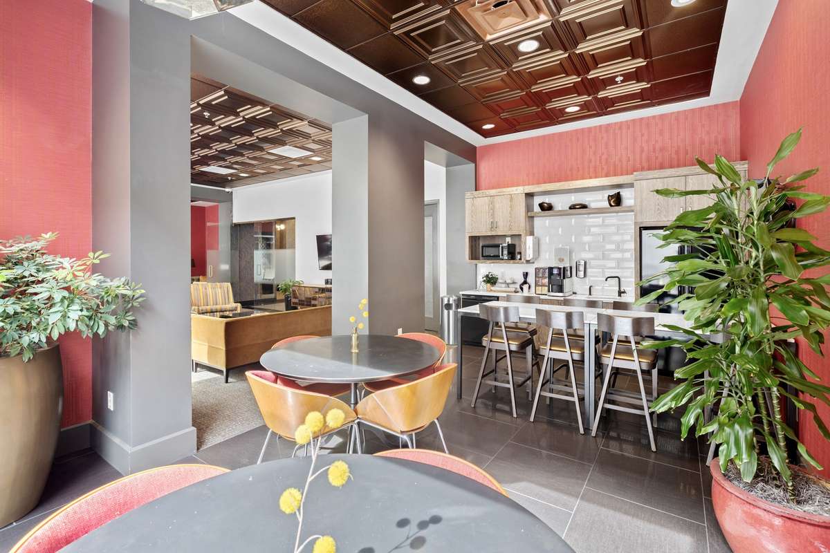 Internet cafe / coffee bar / dining area