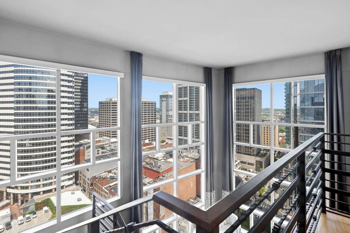 Two story views of downtown Nashville!  The Capital to the Cumberland River!