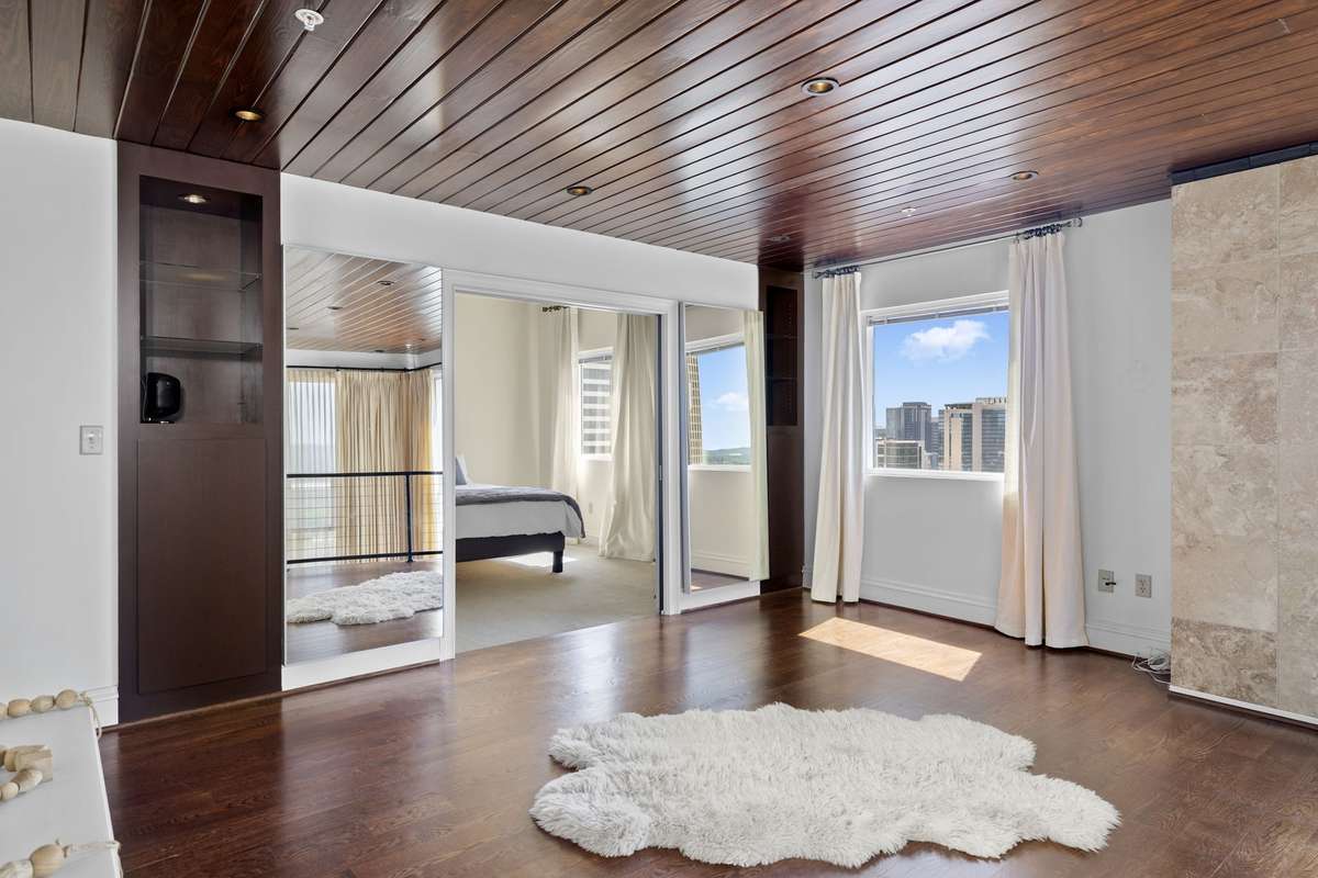 Upstairs landing area perfect for an office space, workout space or flex space!
