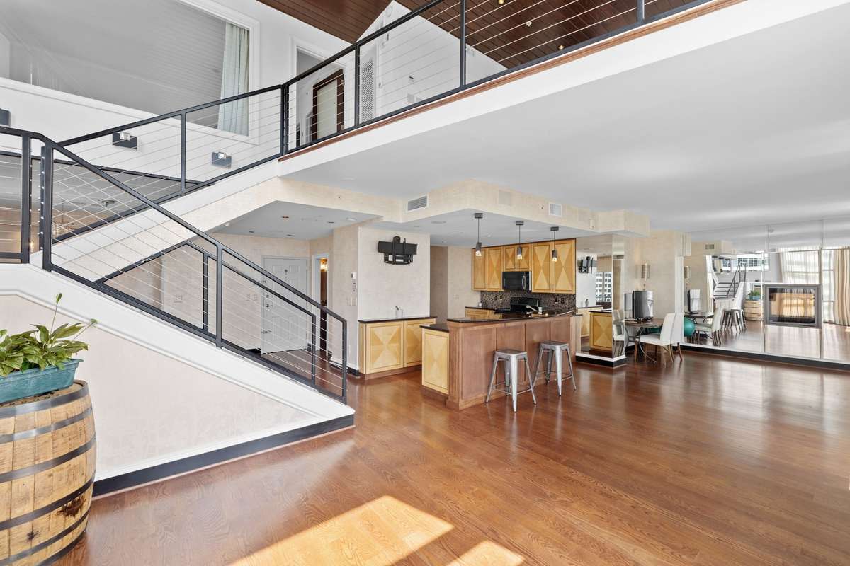 Amazing open floor plan and spacious Penthouse Suite in Downtown Nashville!
