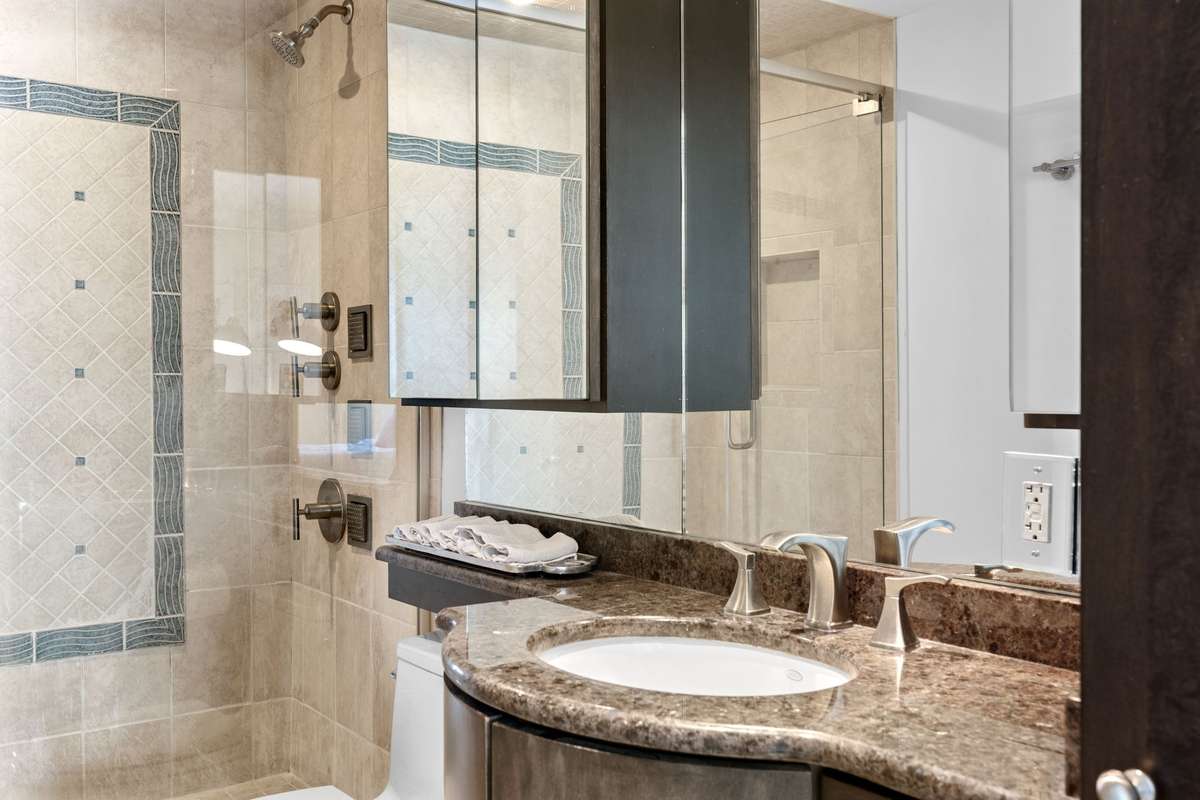 Stylish primary bath