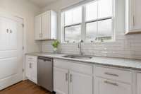 Stainless dishwasher  / Tile Back-splash