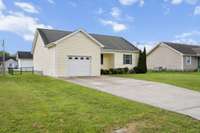 Spacious driveway!