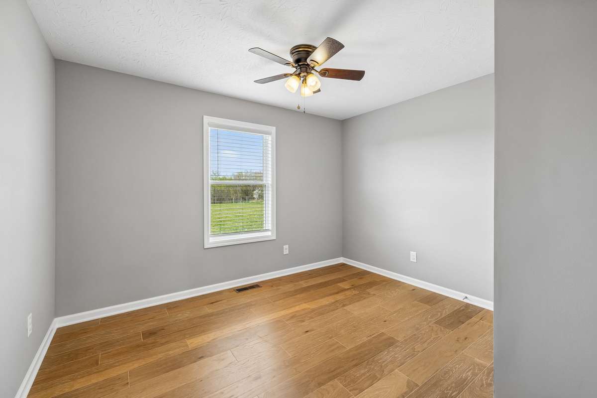 Secondary bedroom with great natural light, perfect for family, guests, or a home office.