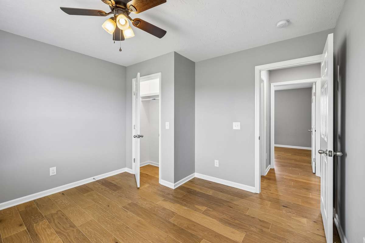 Secondary bedroom with great natural light, perfect for family, guests, or a home office.