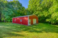 The workshop measures 50x30 and is insulated with electric (220V)