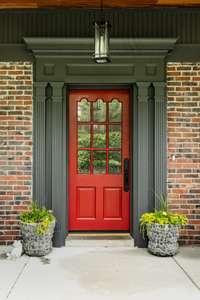 The door is original from 1935.