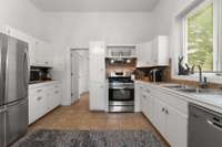 Another view of the kitchen area...
