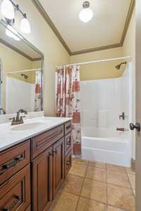 Another view of the Jack & Jill bath