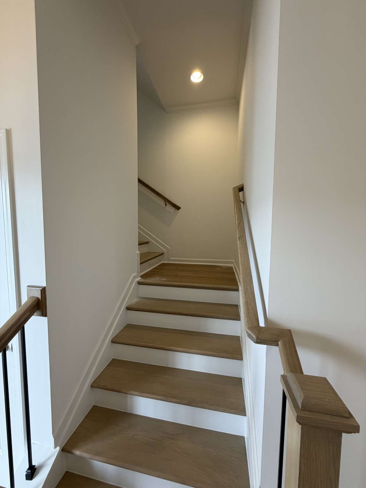 Oak tread staircase to upper level